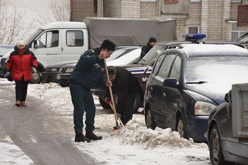 В Гомеле борьбу с травмоопасной наледью возглавили депутаты и чиновники