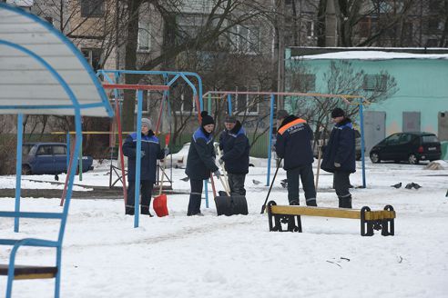 В Гомеле борьбу с травмоопасной наледью возглавили депутаты и чиновники
