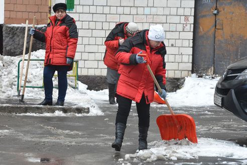 В Гомеле борьбу с травмоопасной наледью возглавили депутаты и чиновники