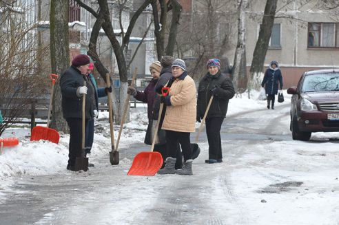 В Гомеле борьбу с травмоопасной наледью возглавили депутаты и чиновники