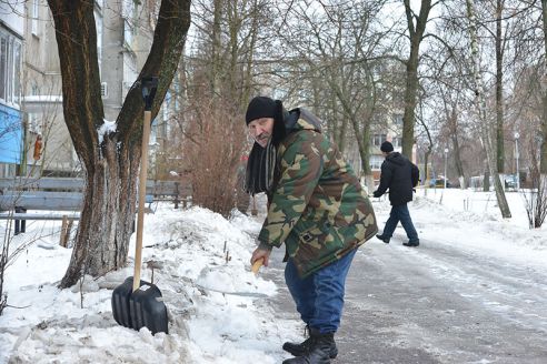 В Гомеле борьбу с травмоопасной наледью возглавили депутаты и чиновники