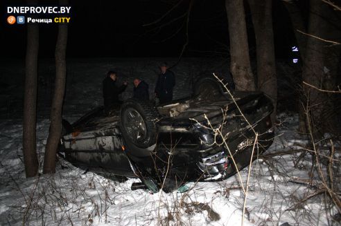 Под Речицей BMW неудачно пошел на обгон, перелетел через отбойник моста и перевернулся