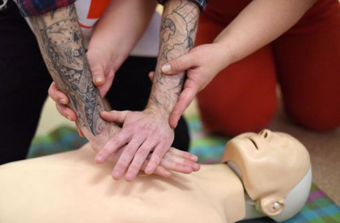 К непредвиденным ситуациям готовы. Волонтёры Красного Креста учат оказывать первую помощь