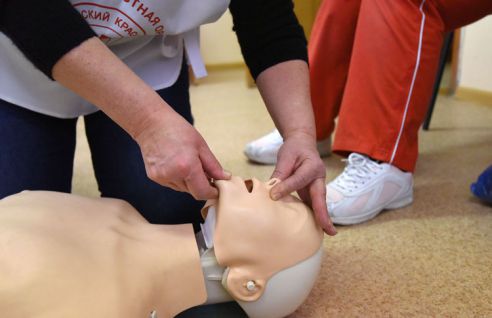 К непредвиденным ситуациям готовы. Волонтёры Красного Креста учат оказывать первую помощь