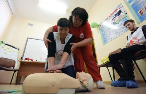 К непредвиденным ситуациям готовы. Волонтёры Красного Креста учат оказывать первую помощь