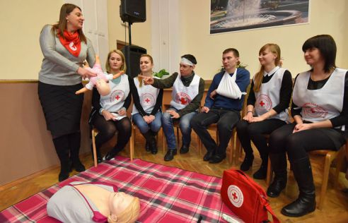 К непредвиденным ситуациям готовы. Волонтёры Красного Креста учат оказывать первую помощь