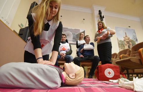 К непредвиденным ситуациям готовы. Волонтёры Красного Креста учат оказывать первую помощь