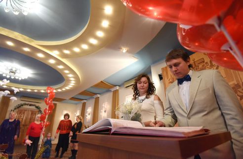 Фотофакт. 14 февраля в Советском загсе Гомеля заключили брак девять пар