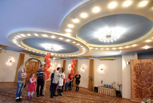 Фотофакт. 14 февраля в Советском загсе Гомеля заключили брак девять пар