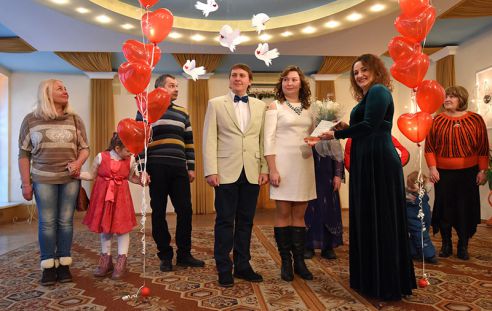 Фотофакт. 14 февраля в Советском загсе Гомеля заключили брак девять пар