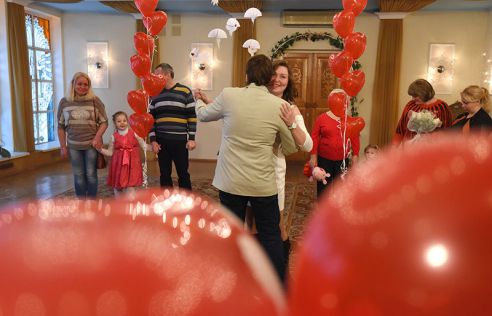 Фотофакт. 14 февраля в Советском загсе Гомеля заключили брак девять пар