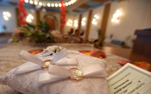 Фотофакт. 14 февраля в Советском загсе Гомеля заключили брак девять пар