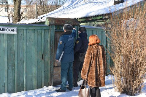 Костёр в комнате и запертые двери. Кто и зачем контролирует неблагополучные адреса