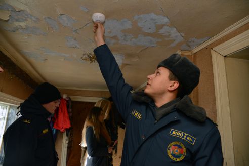 Костёр в комнате и запертые двери. Кто и зачем контролирует неблагополучные адреса