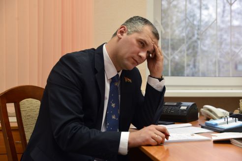 «Коммуналка», Декрет №3, долгострои: с чем идут к депутатам?