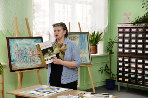 «Хотела нарисовать апельсины, но краска решила иначе». В гомельской библиотеке открылась выставка Надежды Репиной