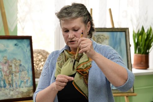 «Хотела нарисовать апельсины, но краска решила иначе». В гомельской библиотеке открылась выставка Надежды Репиной