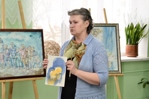 «Хотела нарисовать апельсины, но краска решила иначе». В гомельской библиотеке открылась выставка Надежды Репиной