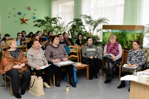 «Хотела нарисовать апельсины, но краска решила иначе». В гомельской библиотеке открылась выставка Надежды Репиной