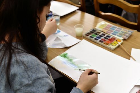 «Хотела нарисовать апельсины, но краска решила иначе». В гомельской библиотеке открылась выставка Надежды Репиной