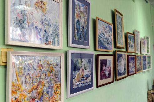 «Хотела нарисовать апельсины, но краска решила иначе». В гомельской библиотеке открылась выставка Надежды Репиной