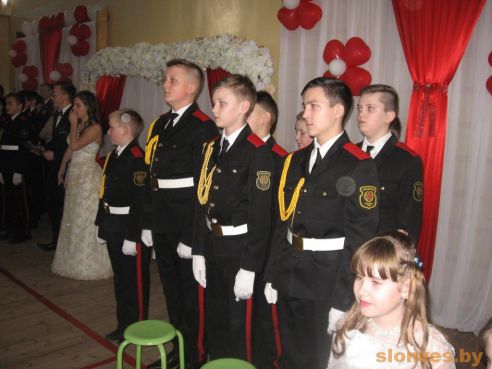 В Слониме в средней школе №9 прошел кадетский бал