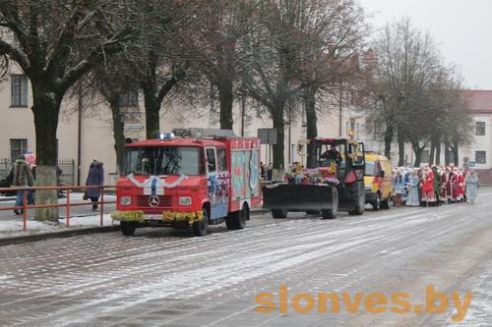 Новогодний парад сказочных персонажей «Нашествие Дедов Морозов и Снегурочек» прошел в Слониме (фото)