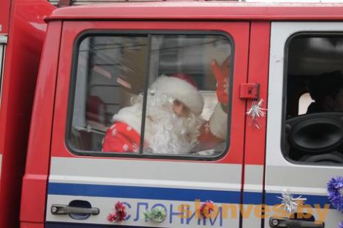 Новогодний парад сказочных персонажей «Нашествие Дедов Морозов и Снегурочек» прошел в Слониме (фото)
