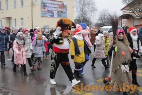 Новогодний парад сказочных персонажей «Нашествие Дедов Морозов и Снегурочек» прошел в Слониме (фото)