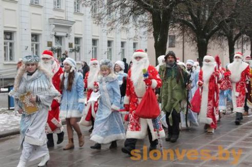 Новогодний парад сказочных персонажей «Нашествие Дедов Морозов и Снегурочек» прошел в Слониме (фото)
