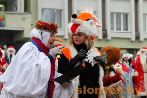 Новогодний парад сказочных персонажей «Нашествие Дедов Морозов и Снегурочек» прошел в Слониме (фото)