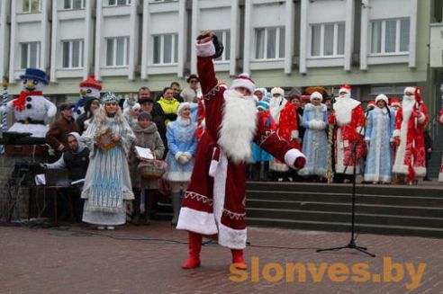 Новогодний парад сказочных персонажей «Нашествие Дедов Морозов и Снегурочек» прошел в Слониме (фото)
