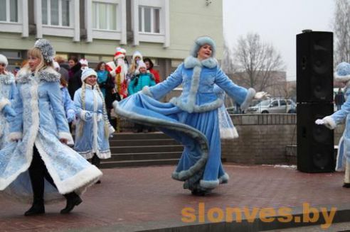 Новогодний парад сказочных персонажей «Нашествие Дедов Морозов и Снегурочек» прошел в Слониме (фото)