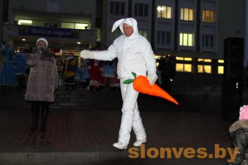 Новогодний парад сказочных персонажей «Нашествие Дедов Морозов и Снегурочек» прошел в Слониме (фото)