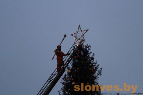 Новогодний парад сказочных персонажей «Нашествие Дедов Морозов и Снегурочек» прошел в Слониме (фото)