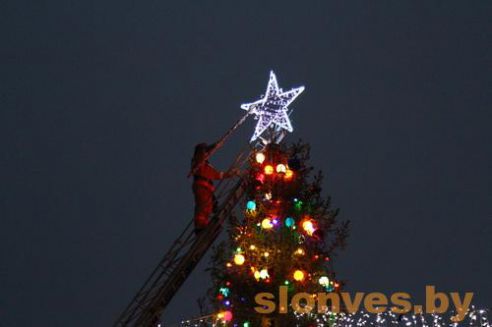 Новогодний парад сказочных персонажей «Нашествие Дедов Морозов и Снегурочек» прошел в Слониме (фото)