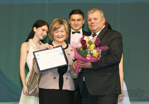 Накануне 8 Марта в Гродненском драмтеатре прошел торжественный вечер (Добавлено видео)