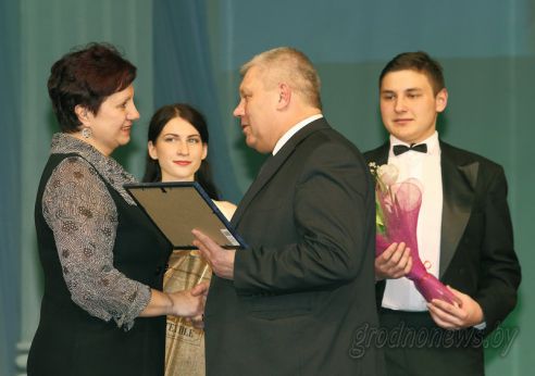 Накануне 8 Марта в Гродненском драмтеатре прошел торжественный вечер (Добавлено видео)