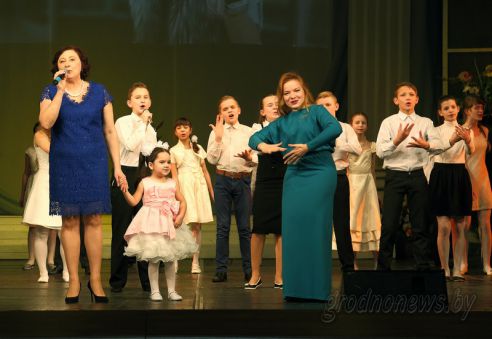 Накануне 8 Марта в Гродненском драмтеатре прошел торжественный вечер (Добавлено видео)