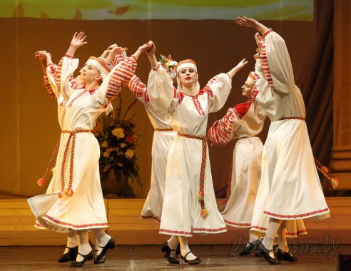 Накануне 8 Марта в Гродненском драмтеатре прошел торжественный вечер (Добавлено видео)