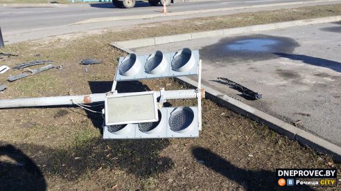 В Речице Citroen на перекрестке снес новый светофор