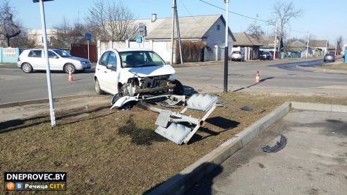 В Речице Citroen на перекрестке снес новый светофор
