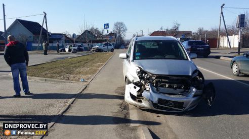 В Речице Citroen на перекрестке снес новый светофор