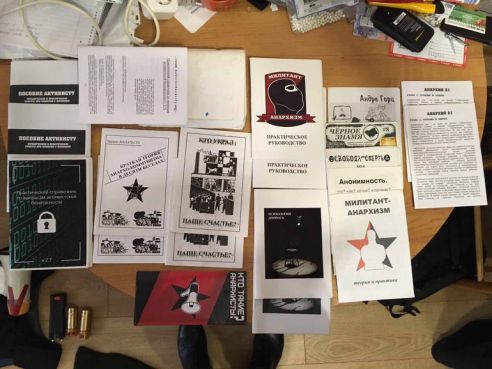 У жительницы Мозыря изъяты элементы одежды, литература и иные предметы анархистского толка