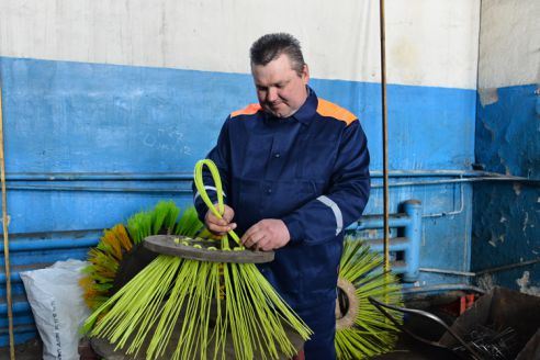 Погода отдыхать не даёт. Заглянули в производственные цеха «ГорСАПа» и поговорили с директором