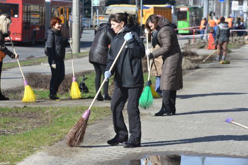 Тысячи людей благоустраивали Советский район. Первый в этом году субботник прошёл 25 марта