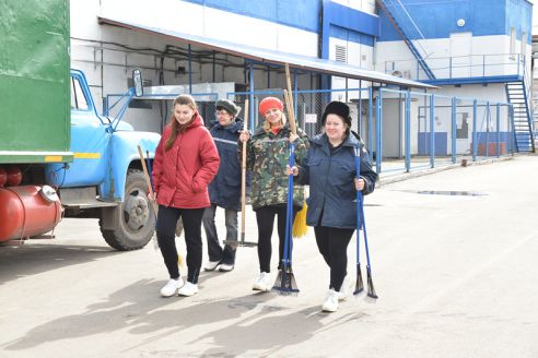 Тысячи людей благоустраивали Советский район. Первый в этом году субботник прошёл 25 марта