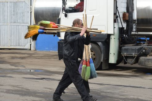 Тысячи людей благоустраивали Советский район. Первый в этом году субботник прошёл 25 марта