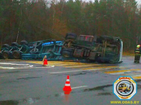 Возле Калинковичей перевернулась фура, направляющаяся в Светлогорск