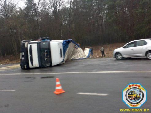 Возле Калинковичей перевернулась фура, направляющаяся в Светлогорск
